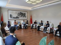 郭建雄与中国科学院古脊椎动物与古人类研究所研究员邓涛开展项目对